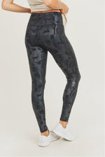 Load image into Gallery viewer, Black Foil Camo Leggings
